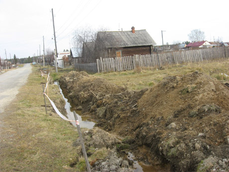               Жители Крылатовки, как могут, спасают себя: роют канавы, чтобы защитить дома, но это помогает мало              