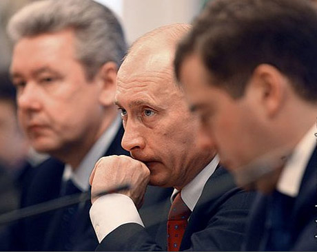               С назначением Собянина (слева) Путин и Медведев восстановят пошатнувшуюся дисциплину в рядах зарвавшихся регионалов              