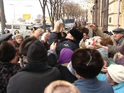               Уже несколько дней жителей Сургута, которых захлестнуло массовое волнение, пытаются успокоить чиновники, депутаты разных рангов и другие представители государства              