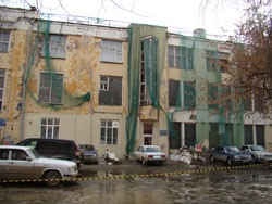               Так выглядит фасад банка «Вятич» в самом центре Екатеринбурга. Здесь обслуживаются самые крупные клиенты банка.               