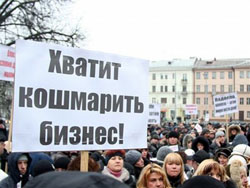               Сначала были пикеты у правительства Челябинской области, на последнем из них было решено переехать в Екатеринбург – к резиденции полпреда              