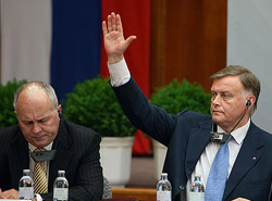               В своих проблемах рабочие УВЗ винят двух друзей премьера Путина. Чемезов (слева) два года назад уже пытался войти на завод, но не смог. Теперь объединился с Якуниным (справа), и они добились своего. Рабочие тут никому не интересны              
