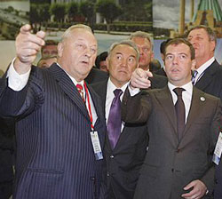              Назарбаев наградил Росселя орденом. Медведев пригласил губернатора на важные переговоры              