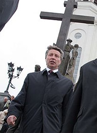               Юрий Осинцев (на фото) пронес свой крест избранного администрацией президента и «Единой Россией» с честью: по совету Басаргина он просто исчез на некоторое время, пока страсти не улягутся              