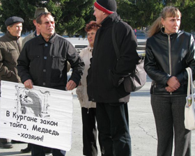               Перед вами один из плакатов протестующих. Понимая, что играют в демократической России с огнем, пикетчики держали его по очереди. Коллективная ответственность: 30 человек привлечь за один плакат – сложнее, чем одного              