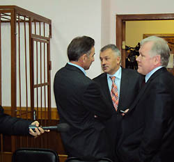               Юрий Демин (крайний слева) сегодня всех поразил не только тем, что пришел на суд в штатском , но и своим спокойствием              