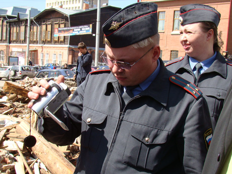 В центре Екатеринбурга состоялись запрещенные мэрией «поминки по городу». Обыватели и рок-музыканты принесли цветы и венки из денег