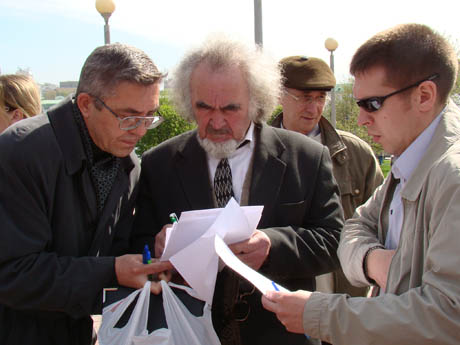 У стен полпредства прошел митинг в поддержку екатеринбургского правозащитника.  Участники отправят письмо Медведеву