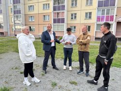 Александр Исаев обсуждает с жителями варианты благоустройства территории