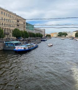 Не стоит покупать билеты на теплоход у уличных экскурсоводов