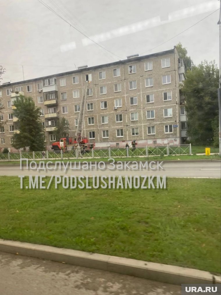 На фото видно, что пожарные попали в квартиру через окно