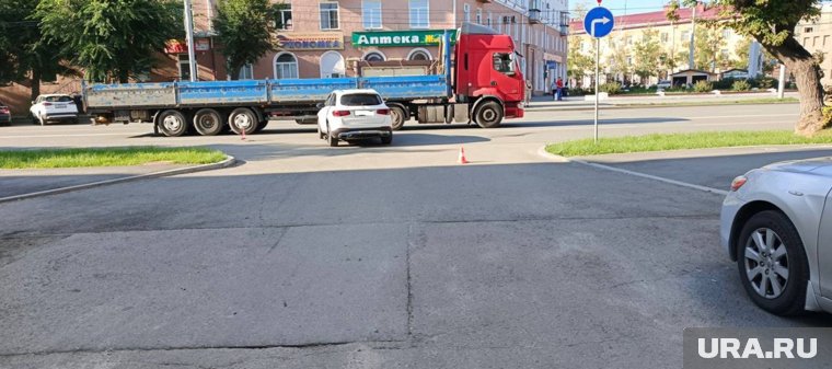 Авария произошла в центре Кургана при выезде с дворовой территории на оживленную улицу 