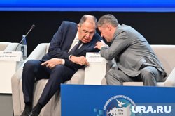 Сергей Лавров (справа) аппаратно усилил Дмитрия Махонина (слева)
