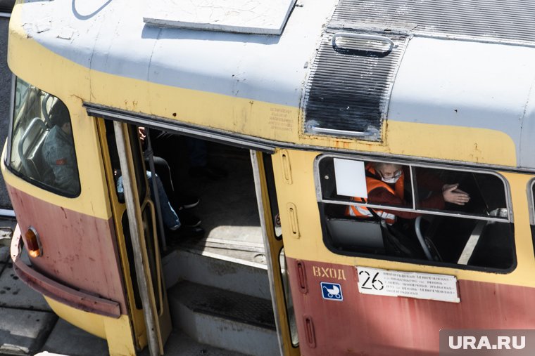Движение встало около станции метро