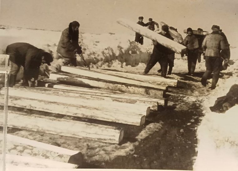 Укладка шпал на ледовой переправе Лабытнанги - Салехард, 1950 год