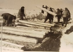 Укладка шпал на ледовой переправе Лабытнанги - Салехард, 1950 год 