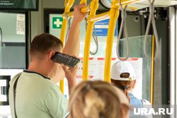 Кроме того, пассажиры вынуждены покидать автобусы и идти пешком