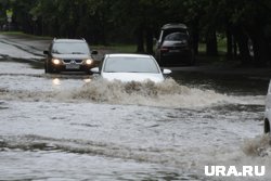 Машины уходят под воду в Сочи после сильного дождя (архивное фото)