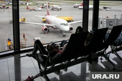 Наблюдать за тем, как самолет готовят к вылету, - одно из самых увлекательных занятий пассажиров в аэропорту 