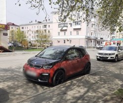 Электромобиль хозяйка заряжает ночью от обычной розетки