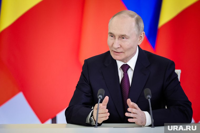 Президент РФ Владимир Путин принял в Кремле президента бывшей французской колонии и не оставил Макрону шансов вернуть контроль над регионом