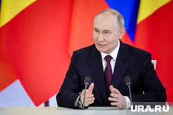 Президент РФ Владимир Путин принял в Кремле президента бывшей французской колонии и не оставил Макрону шансов вернуть контроль над регионом