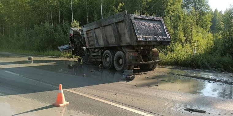 Легковой автомобиль врезался в грузовик