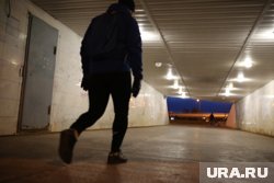 Мужчина был одет в темно-синюю куртку, джинсы и черные кроссовки