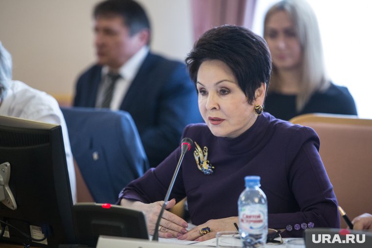 Чиновница предпочитает брендовые сумки