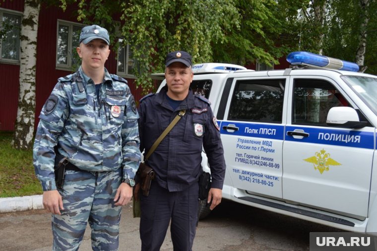 Полицейские Николай Бушуев и Владимир Тихомиров первыми пришли на помощь ребенку, попавшему в ДТП