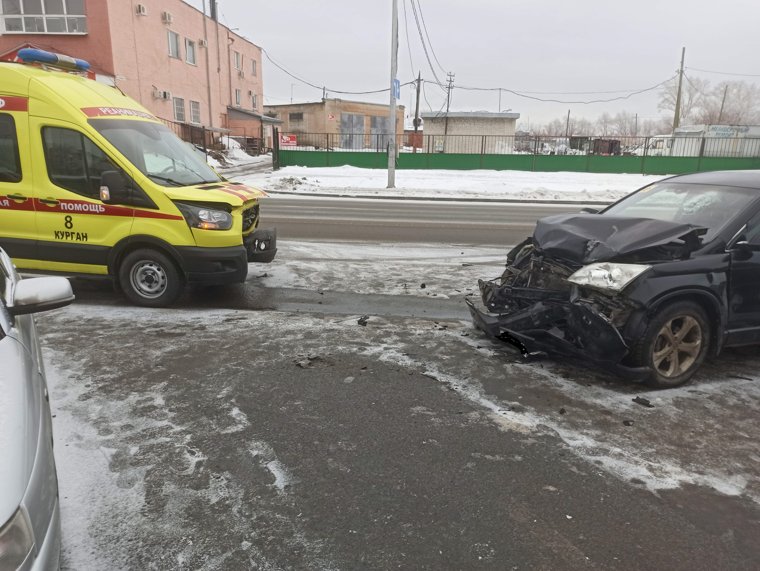 Водитель иномарки Honda врезался в машину скорой помощи