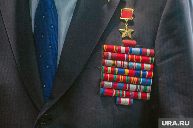 Военные гвардейского армейского корпуса провели для ветеранов мини-парад