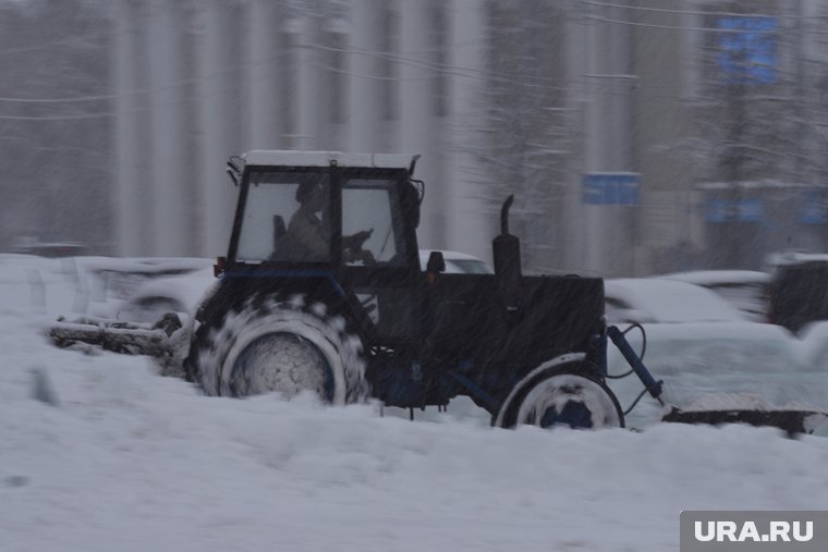 В Кургане продолжается уборка снега