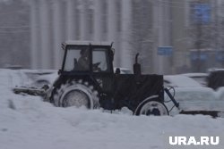 В Кургане продолжается уборка снега