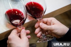 При потреблении алкоголя в Новый год следует отдавать предпочтение красному сухому вину