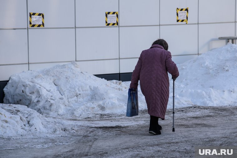 Пенсионерка с деньгами в руках ждала курьера возле отделения банка