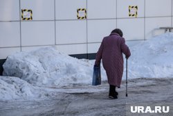 Пенсионерка с деньгами в руках ждала курьера возле отделения банка