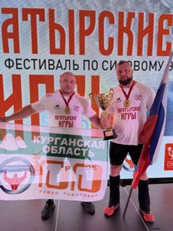 Бухонов успешно выступил на турнире в Крыму (слева)