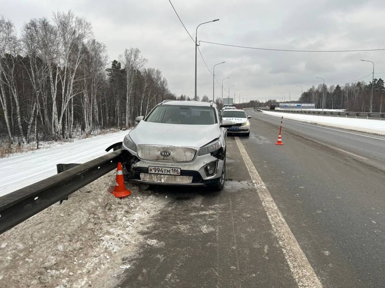 Автомобиль врезался в отбойник трассы