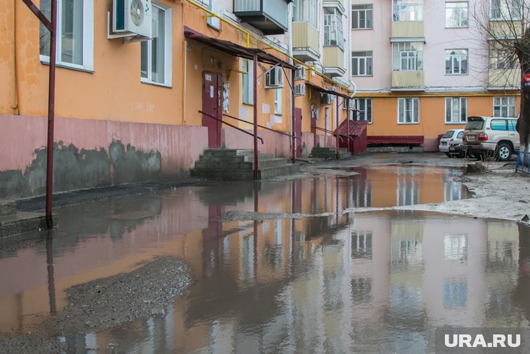 Придомовую территорию затопило (архивное фото) 