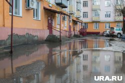 Придомовую территорию затопило (архивное фото) 