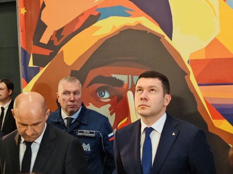 Министр промышленности Антон Алиханов во время общения президента с рабочими что-то разглядывал на потолке, полпред Артем Жога - на полу