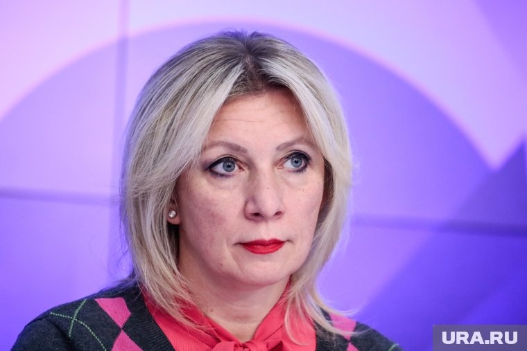 Захарова осудила человека, который незадолго до важной в РФ даты показывал нацистский жест с балкона здания правительства