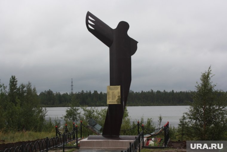 Памятник погибшим при крушении вертолета у озера Пограничное