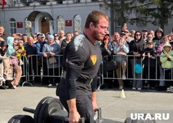 Курганские силачи тянут вездеход на турнире губернатора