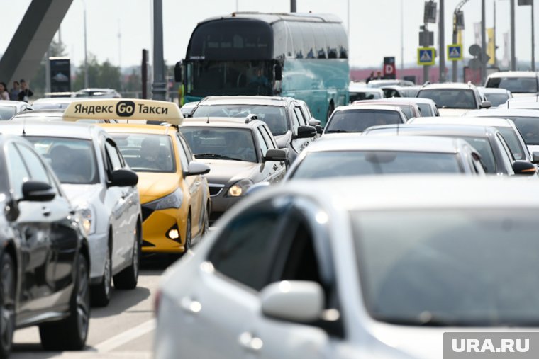 Движение затруднено из-за большого потока машин и ремонта дороги