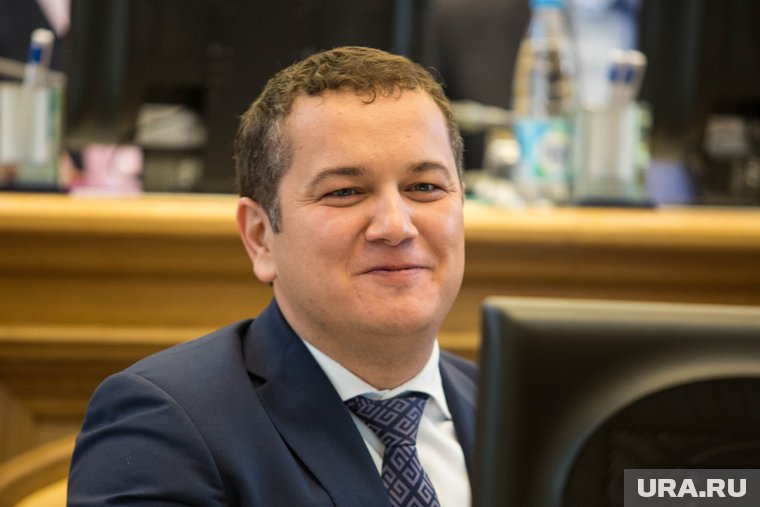 Депутат Айсин во время отпуска вместе с семьей возвращается в родную деревню