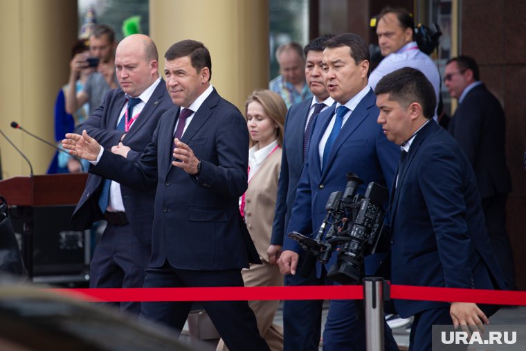 Жанас Мамутбеков (на фото в центре) посетит в Кургане Центр Илизарова и ряд предприятий