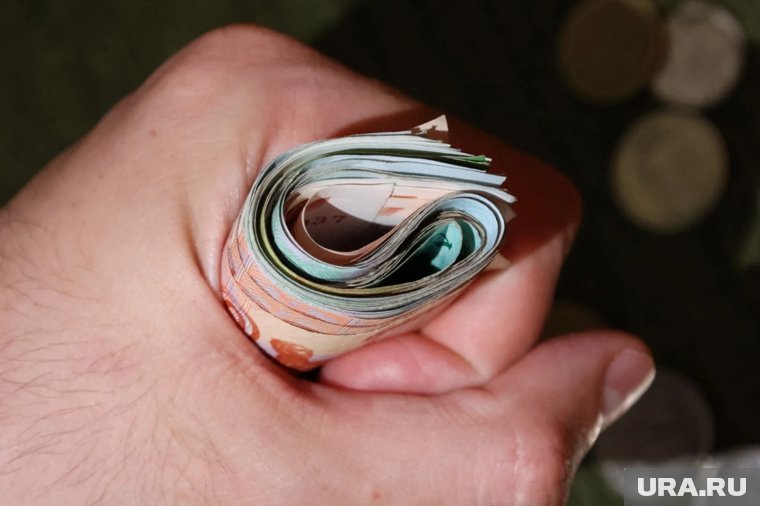 Житель Кургана продает купюру из Венесуэлы