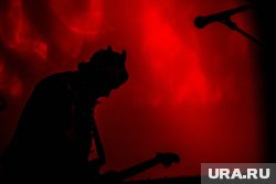 Музыканты решили спрятать лица за устрашающими масками, банданами и темными очками, чтобы отличаться от других (архивное фото)